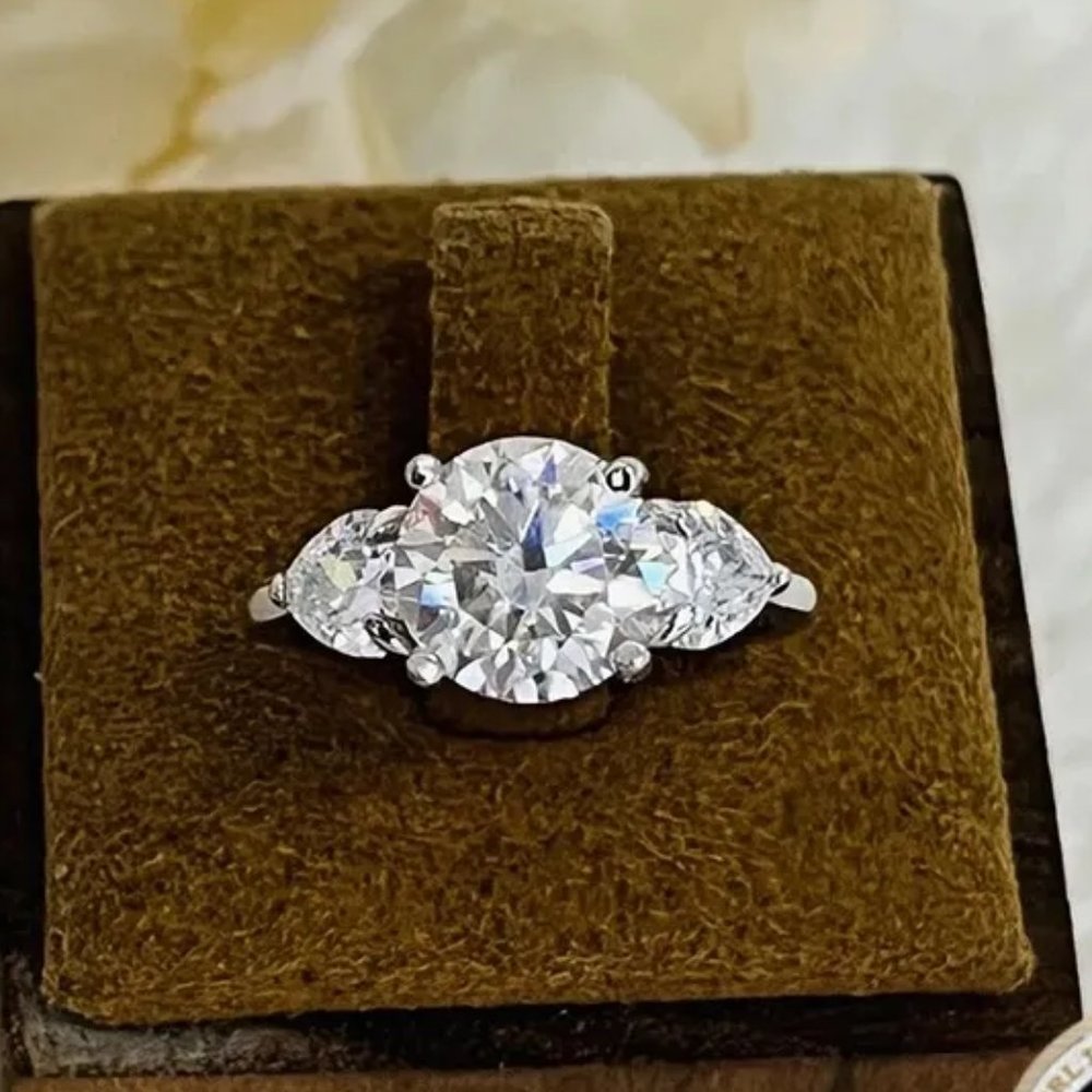Awesome 3 Stone GRA Certified 2.80ctw Diamond Ring. Side Stones Cut As Heart's - Picture 5 of 15